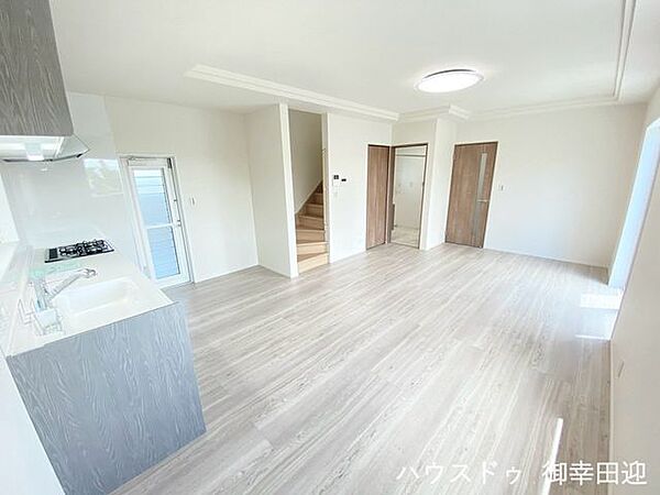 ■安らぎと笑顔の中心地■陽光が優しく降り注ぎ、会話が自然と弾む。ここでは、毎日が特別な時間へと変わります。