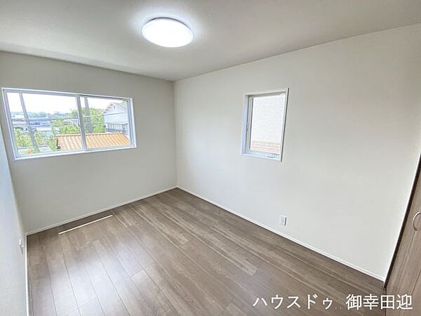 ■2階6.3帖洋室■寝室、書斎、趣味の部屋。家族の成長やライフスタイルに合わせ、様々な使い方ができる快適な空間です。