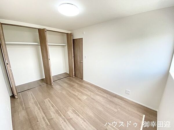 ■2階6.3帖洋室■寝室、書斎、趣味の部屋。家族の成長やライフスタイルに合わせ、様々な使い方ができる快適な空間です。