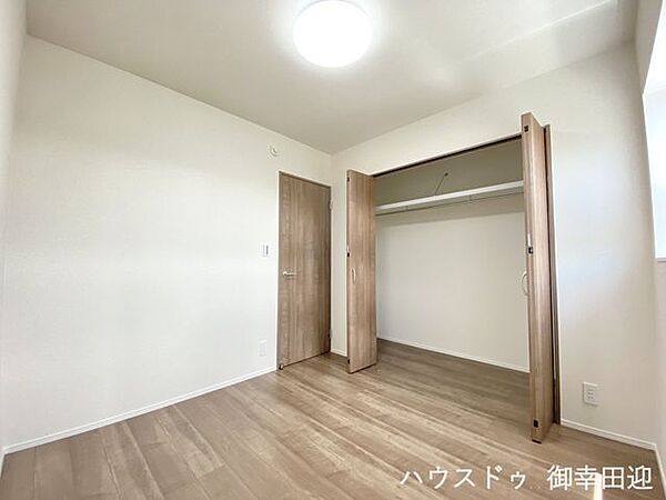 ■2階4.5帖洋室■寝室、書斎、趣味の部屋。家族の成長やライフスタイルに合わせ、様々な使い方ができる快適な空間です。
