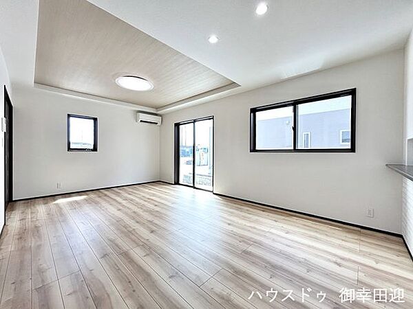 ■安らぎと笑顔の中心地■陽光が優しく降り注ぎ、会話が自然と弾む。ここでは、毎日が特別な時間へと変わります。