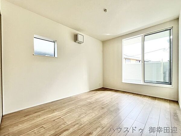■□■2階6.5帖洋室■□■光彩のとれる大きめの窓があるとお部屋も気分も明るくなりますね♪