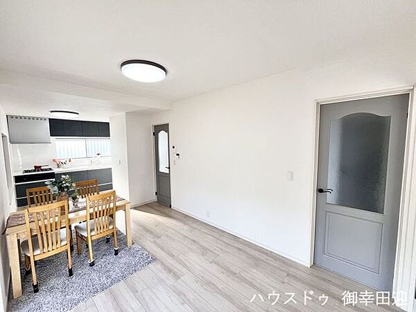 ■安らぎと笑顔の中心地■陽光が優しく降り注ぎ、会話が自然と弾む。ここでは、毎日が特別な時間へと変わります。