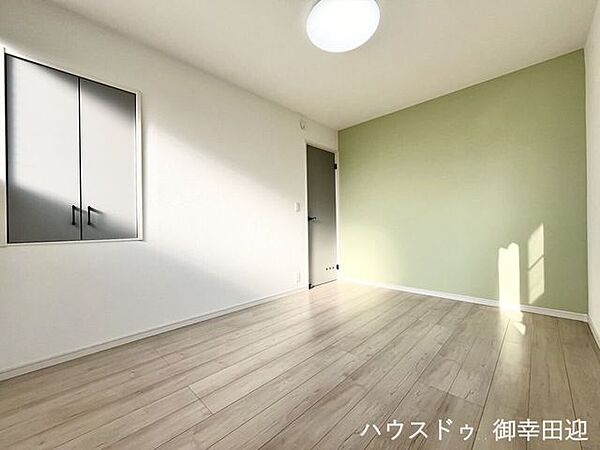■2階6帖洋室■寝室、書斎、趣味の部屋。家族の成長やライフスタイルに合わせ、様々な使い方ができる快適な空間です。
