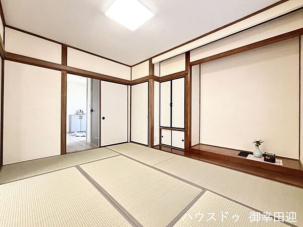 ■1階6帖和室■ゲストをもてなし、昼寝や家事にも使える、畳のぬくもりが心地よい多目的万能スペース。