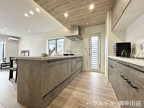 ■□■家族の「美味しい」が集まる、喜びを生み出す舞台■□■高い機能性と美しいデザインを両立。料理する人も、待つ人も、笑顔になれる場所です。