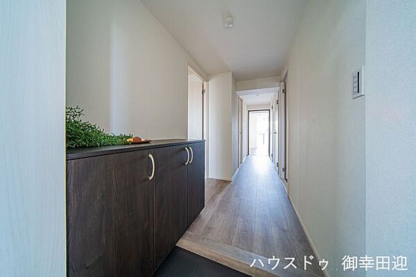 ■「しまう」が叶える美しい玄関■大容量のシューズボックスがあることでいつも整理された、気持ちの良い「家の顔」を保てます。