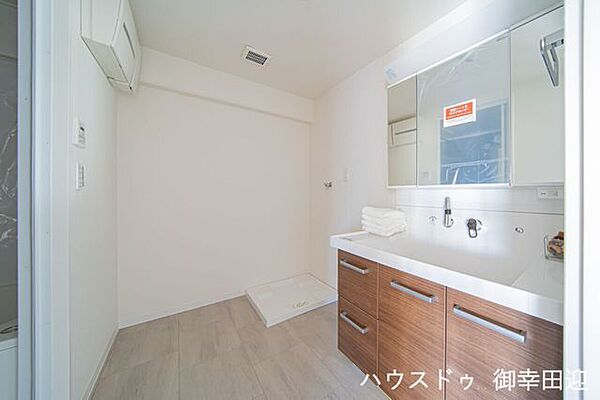 ■清々しいリフレッシュ空間■自分を磨き、気持ちを切り替える。心地よい光が差し込むプライベートスペース。