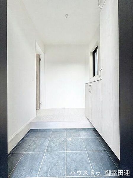 ■「しまう」が叶える美しい玄関■大容量のシューズボックスがあることでいつも整理された、気持ちの良い「家の顔」を保てます。
