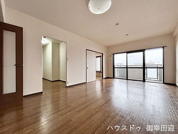 ■安らぎと笑顔の中心地■陽光が優しく降り注ぎ、会話が自然と弾む。ここでは、毎日が特別な時間へと変わります。