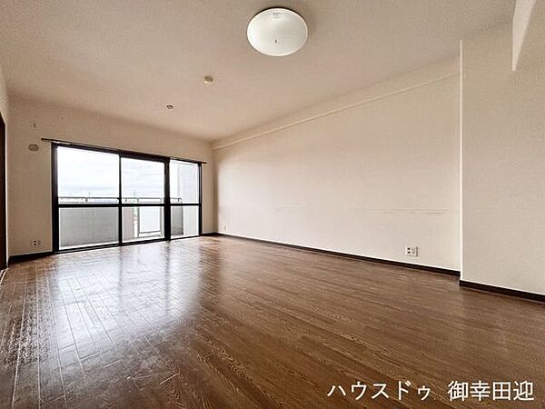 ■安らぎと笑顔の中心地■陽光が優しく降り注ぎ、会話が自然と弾む。ここでは、毎日が特別な時間へと変わります。