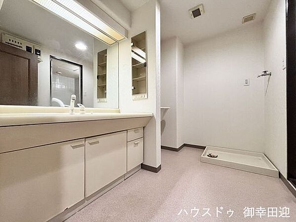 ■清々しいリフレッシュ空間■自分を磨き、気持ちを切り替える。心地よい光が差し込むプライベートスペース。