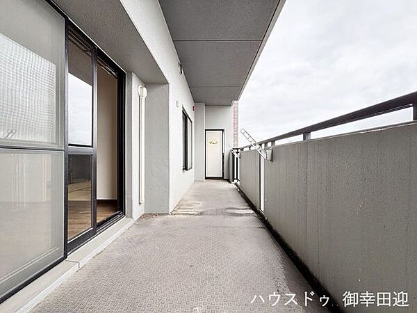 ■空の下の開放的な特等席■日光浴や読書、外の空気を感じながらリフレッシュ。暮らしを豊かにする、もう一つの心地よい空間です。