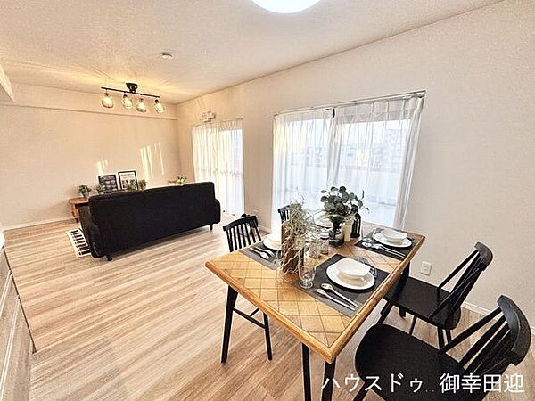 ■安らぎと笑顔の中心地■陽光が優しく降り注ぎ、会話が自然と弾む。ここでは、毎日が特別な時間へと変わります。