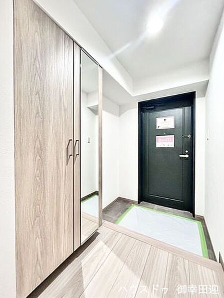 ■「ただいま」の安堵をくれる場所■訪れる人を迎え入れ、帰るたびにホッと一息つける、明るく機能的なエントランス。