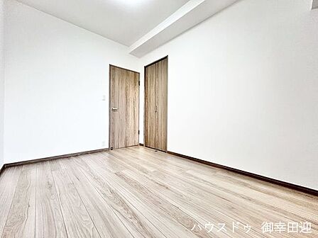 ■5.4帖洋室■寝室、書斎、趣味の部屋。家族の成長やライフスタイルに合わせ、様々な使い方ができる快適な空間です。