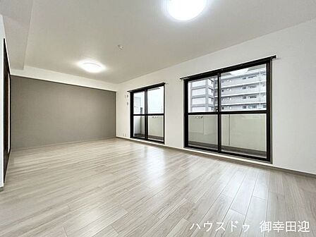 ■安らぎと笑顔の中心地■陽光が優しく降り注ぎ、会話が自然と弾む。ここでは、毎日が特別な時間へと変わります。