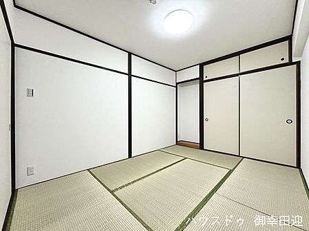 ■6帖和室■ゲストをもてなし、昼寝や家事にも使える、畳のぬくもりが心地よい多目的万能スペース。