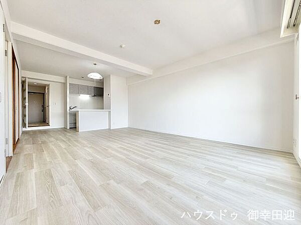 ■安らぎと笑顔の中心地■陽光が優しく降り注ぎ、会話が自然と弾む。ここでは、毎日が特別な時間へと変わります。