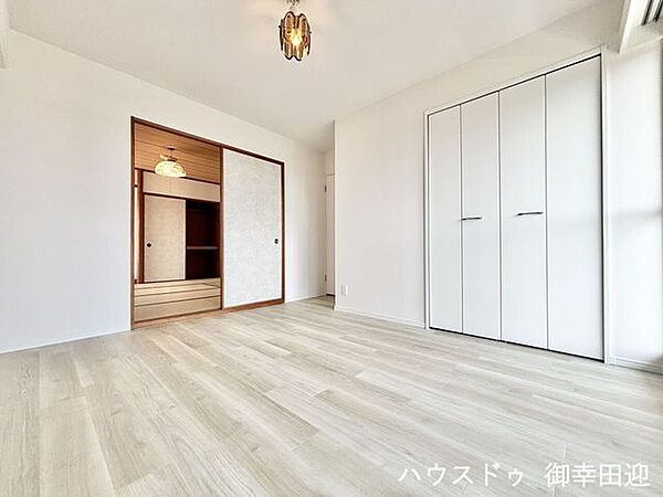 ■洋室(1)■心からリラックスできる静けさ、上質な眠りで、毎日をリセットします。明日への活力を養う空間です。