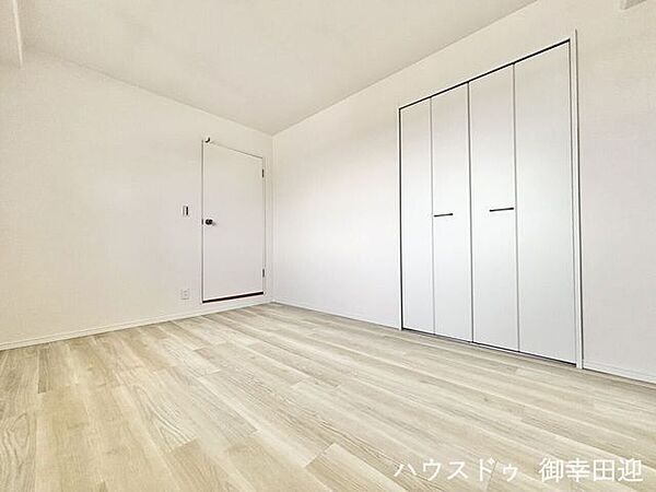 ■洋室(2)■寝室、書斎、趣味の部屋。家族の成長やライフスタイルに合わせ、様々な使い方ができる快適な空間です。