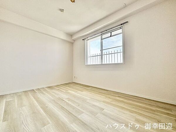 ■洋室(2)■寝室、書斎、趣味の部屋。家族の成長やライフスタイルに合わせ、様々な使い方ができる快適な空間です。