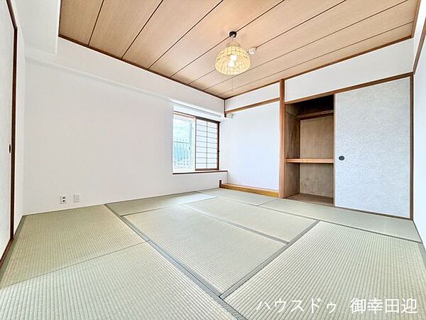 ■8帖和室■ゲストをもてなし、昼寝や家事にも使える、畳のぬくもりが心地よい多目的万能スペース。