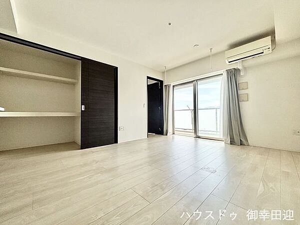 ■安らぎと笑顔の中心地■陽光が優しく降り注ぎ、会話が自然と弾む。ここでは、毎日が特別な時間へと変わります。