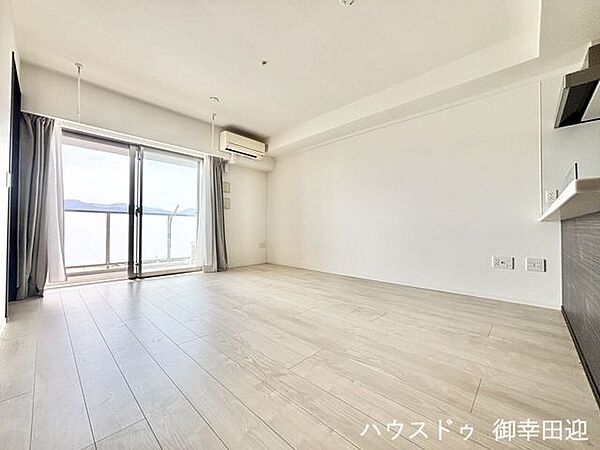 ■安らぎと笑顔の中心地■陽光が優しく降り注ぎ、会話が自然と弾む。ここでは、毎日が特別な時間へと変わります。