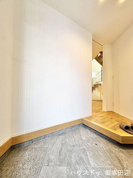 ■「しまう」が叶える美しい玄関■大容量のシューズボックスがあることでいつも整理された、気持ちの良い「家の顔」を保てます。