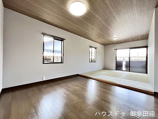 ■2階5.5帖洋室＋6帖畳スペース■寝室＋くつろぎスペース。ライフスタイルに寄り添うフレキシブルな和洋室。