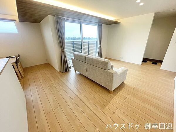 ■安らぎと笑顔の中心地■陽光が優しく降り注ぎ、会話が自然と弾む。ここでは、毎日が特別な時間へと変わります。