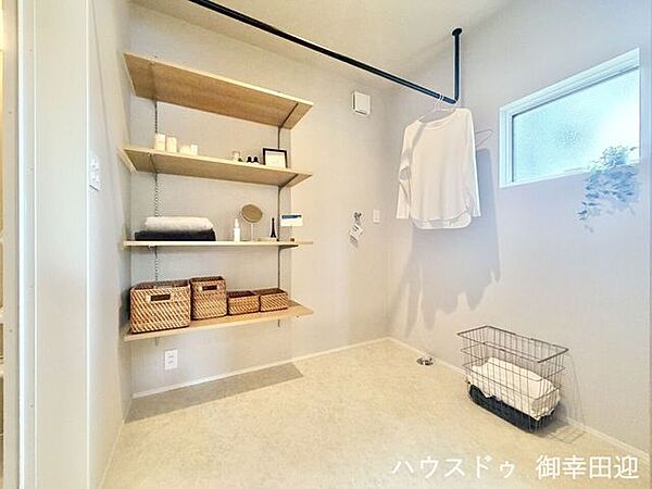 ■白が奏でる清潔感。光と溶け合うピュアな空間■窓から差し込む柔らかな光が、清潔感あふれる空間をより一層美しく際立たせます。