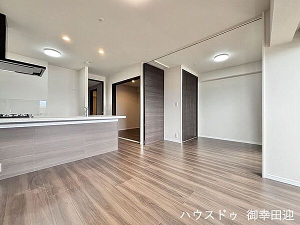 ■安らぎと笑顔の中心地■陽光が優しく降り注ぎ、会話が自然と弾む。ここでは、毎日が特別な時間へと変わります。