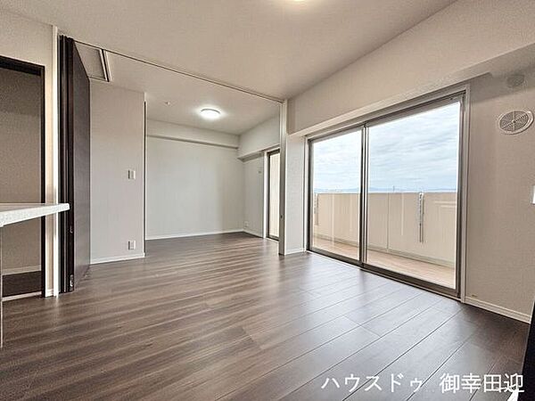 ■安らぎと笑顔の中心地■陽光が優しく降り注ぎ、会話が自然と弾む。ここでは、毎日が特別な時間へと変わります。