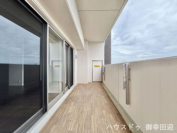 ■空の下の開放的な特等席■日光浴や読書、外の空気を感じながらリフレッシュ。暮らしを豊かにする、もう一つの心地よい空間です。