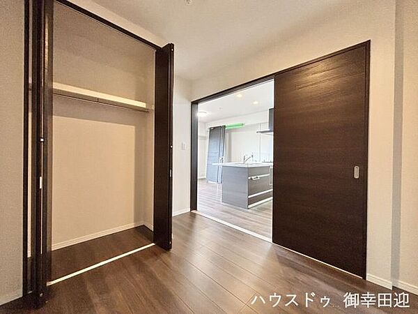 ■3.4帖サービスルーム■ライフスタイルに合わせて自在に活用できる、自由度の高い空間です。書斎や趣味部屋、ワークスペース、収納など、多彩な使い方が叶い、暮らしにゆとりと快適さをもたらします。