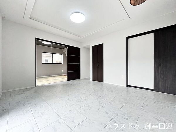 ■安らぎと笑顔の中心地■陽光が優しく降り注ぎ、会話が自然と弾む。ここでは、毎日が特別な時間へと変わります。