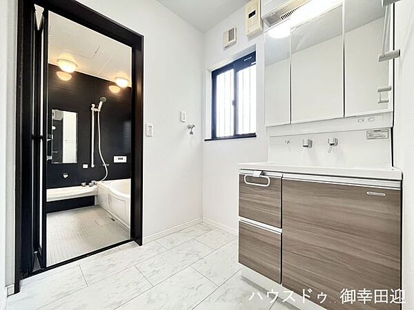 ■清々しいリフレッシュ空間■自分を磨き、気持ちを切り替える。心地よい光が差し込むプライベートスペース。