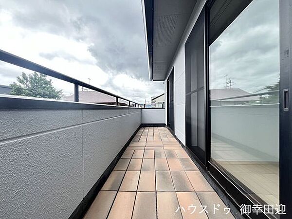 ■空の下の開放的な特等席■日光浴や読書、外の空気を感じながらリフレッシュ。暮らしを豊かにする、もう一つの心地よい空間です。