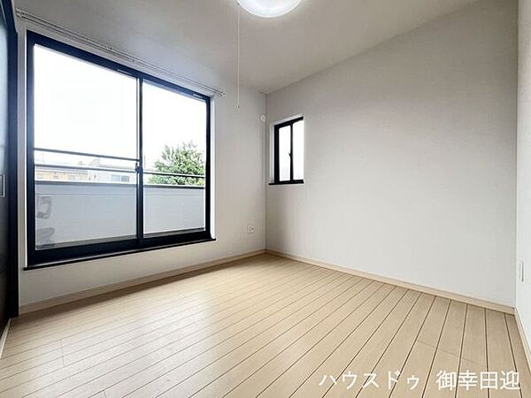 ■2階5帖洋室(1)■寝室、書斎、趣味の部屋。家族の成長やライフスタイルに合わせ、様々な使い方ができる快適な空間です。
