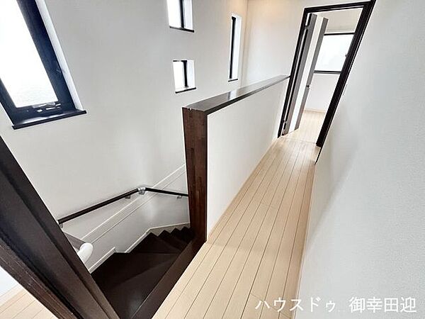 ■暮らしを繋ぐ、明るい動線■採光窓から光が差し込み、足元を優しく照らす。安全で快適な、家族の生活を支える縦の繋がりです。