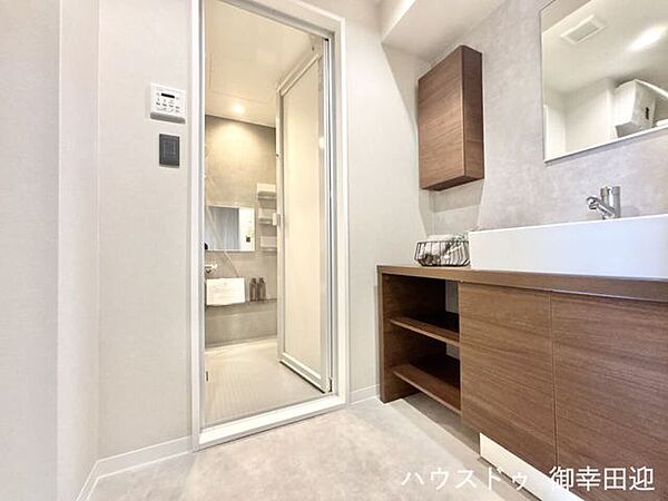 ■清々しいリフレッシュ空間■自分を磨き、気持ちを切り替える。心地よい光が差し込むプライベートスペース。