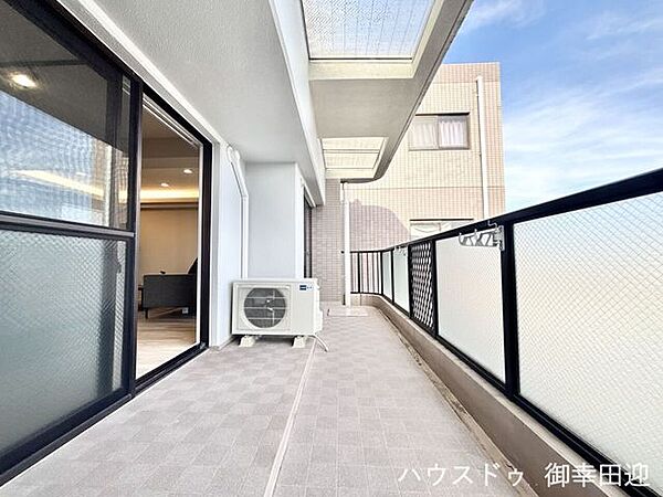 ■空の下の開放的な特等席■日光浴や読書、外の空気を感じながらリフレッシュ。暮らしを豊かにする、もう一つの心地よい空間です。