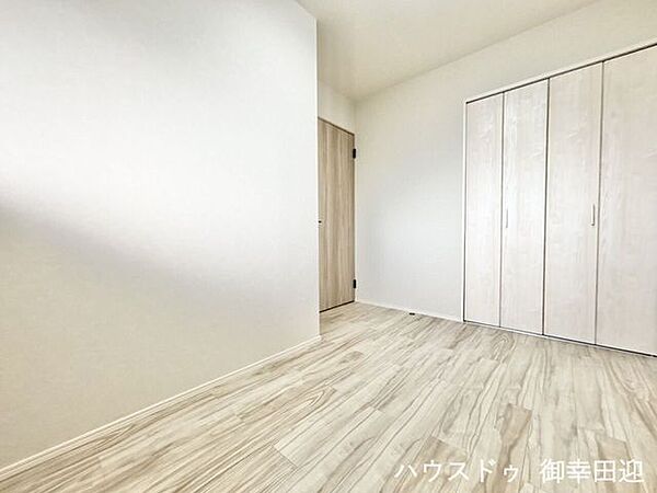 ■洋室(1)■ベッドルームとしてはもちろん、書斎や趣味の部屋、子ども部屋、来客用スペースとしても活用できる多目的な一室です。