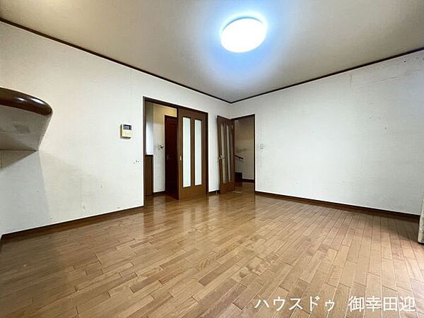■安らぎと笑顔の中心地■陽光が優しく降り注ぎ、会話が自然と弾む。ここでは、毎日が特別な時間へと変わります。