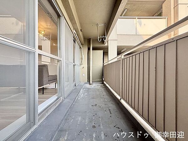 ■空の下の開放的な特等席■日光浴や読書、外の空気を感じながらリフレッシュ。暮らしを豊かにする、もう一つの心地よい空間です。