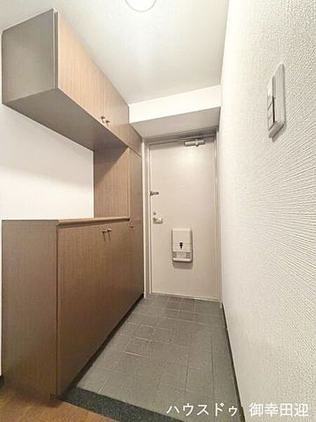 ■「しまう」が叶える美しい玄関■大容量のシューズボックスがあることでいつも整理された、気持ちの良い「家の顔」を保てます。