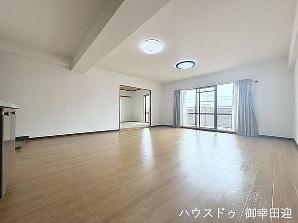 ■安らぎと笑顔の中心地■陽光が優しく降り注ぎ、会話が自然と弾む。ここでは、毎日が特別な時間へと変わります。