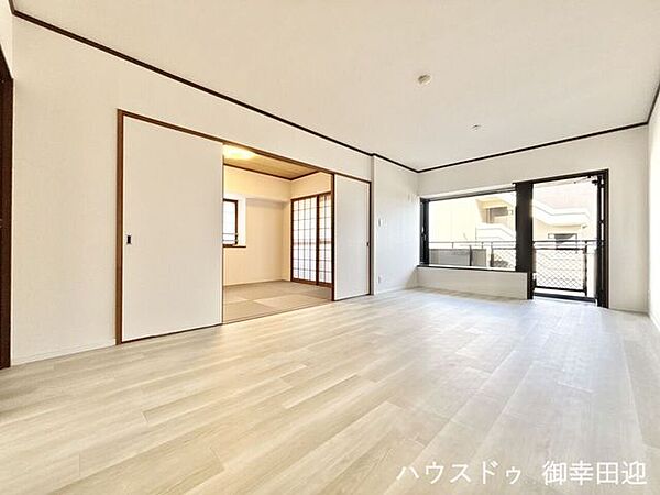 ■安らぎと笑顔の中心地■陽光が優しく降り注ぎ、会話が自然と弾む。ここでは、毎日が特別な時間へと変わります。